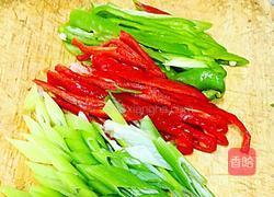 双椒拌西瓜皮的做法图解3