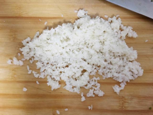 米饭也稍微剁一下，剁的时候放点油米饭就不会粘