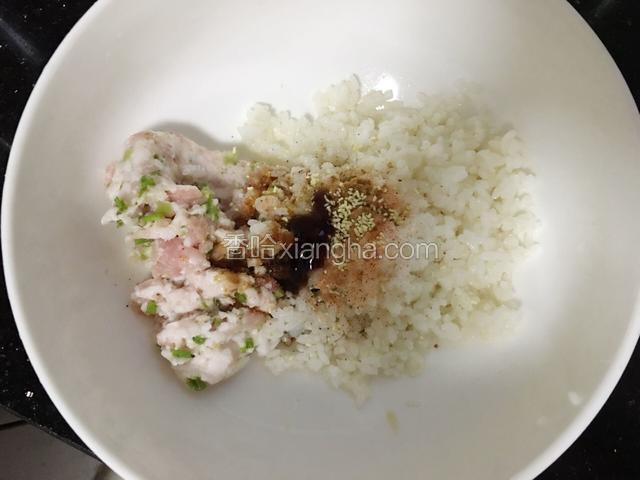 剁好的肉馅和米饭放入锅中加料酒，盐，十三香，麻辣鲜，老抽，生抽，鸡精拌匀