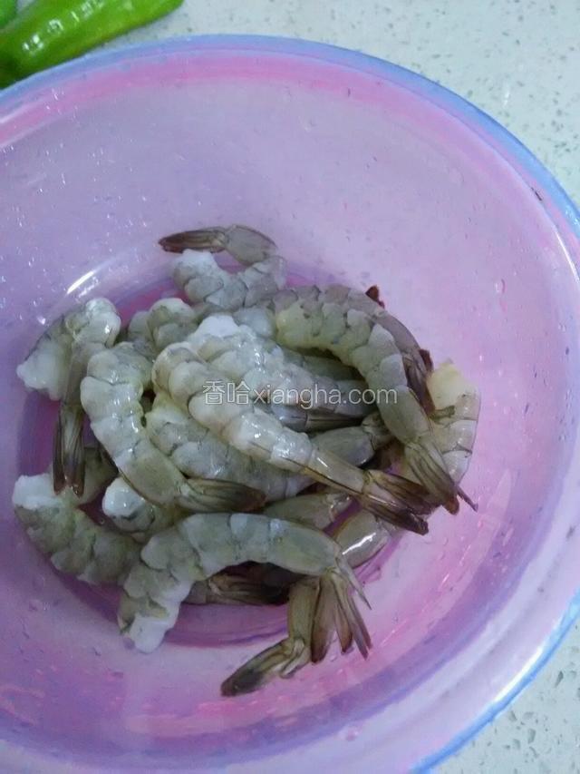 剥掉壳，留尾部不剥（如图）