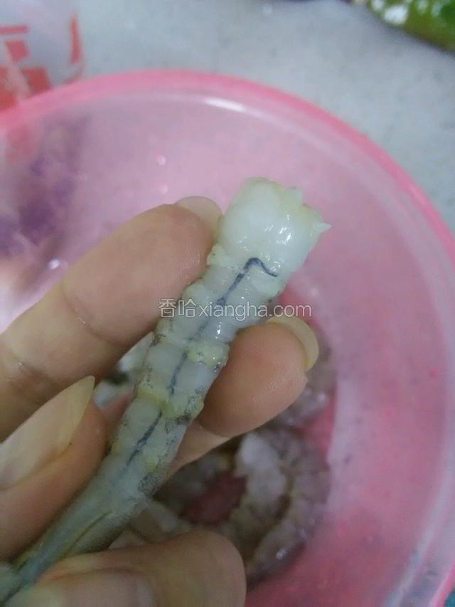 用牙签挑出虾肠，就是底部那条黑色的！