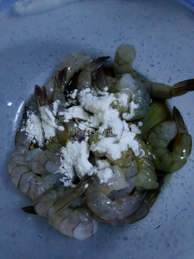 去掉姜片，放入生抽，生粉拌匀