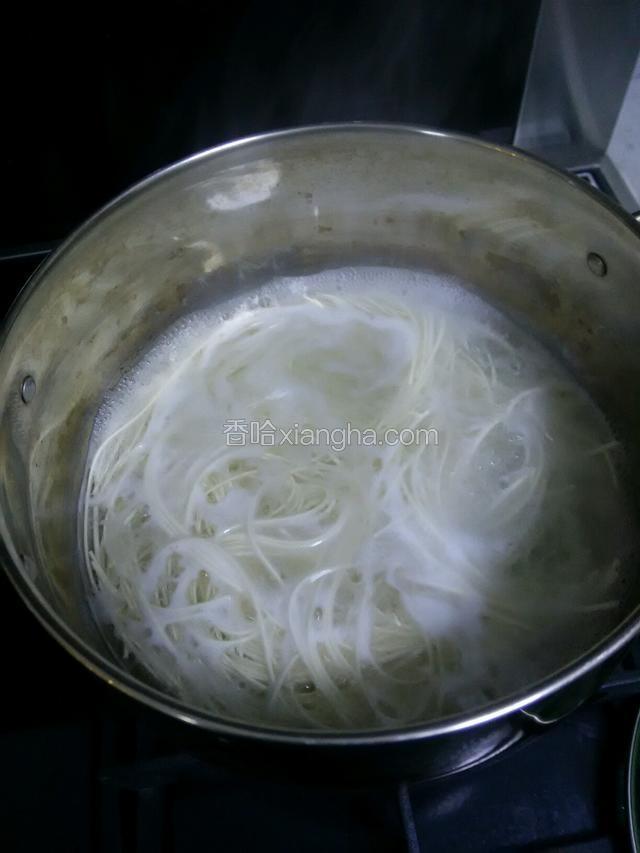 锅中烧水，水开放面条，煮熟捞出