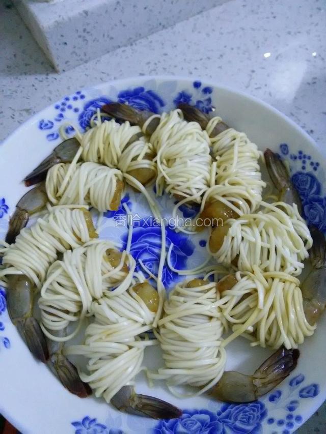 将面条从虾尾部开始均匀裹上面条。