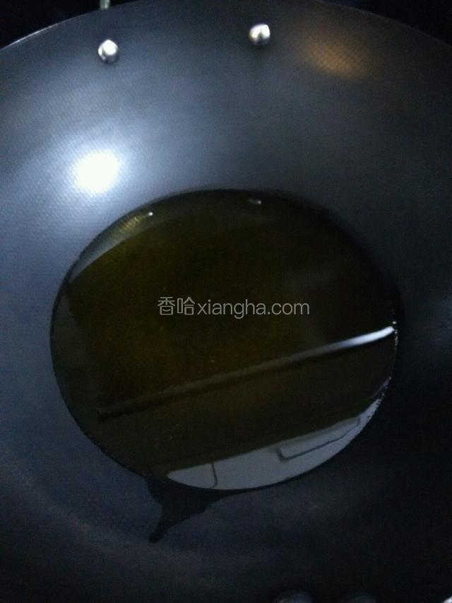 锅中放油烧开