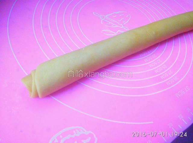 把擀好的面片再卷成圆柱形。