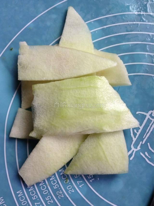 西瓜去掉青皮和红色果肉。