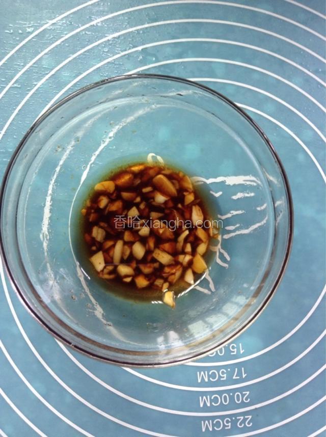 先调好拌汁，大蒜两瓣拍碎切末放碗中，放入少许生抽、麻油、盐和适量的醋拌匀。