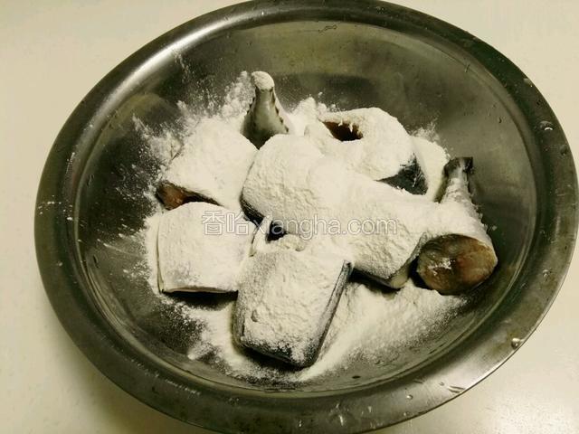 洒入干炸粉和面粉
