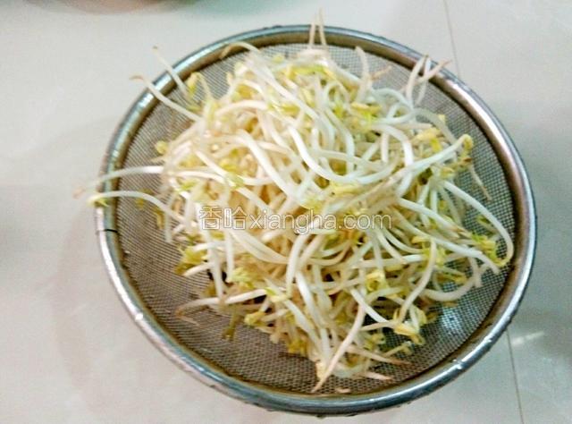 准备好绿豆芽，洗过的备用，