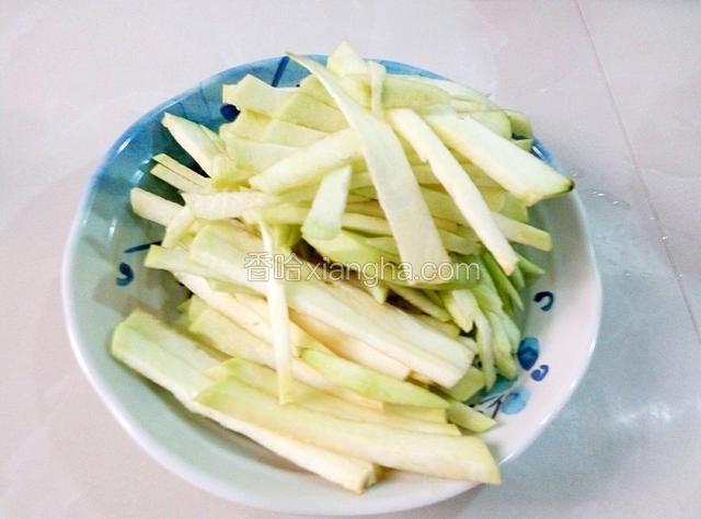 把茄子切条备用，