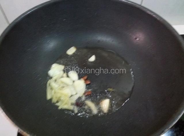 油热下八角，蒜姜，炒香，