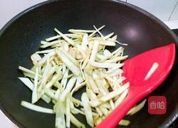 绿豆芽炒茄条的做法图解7