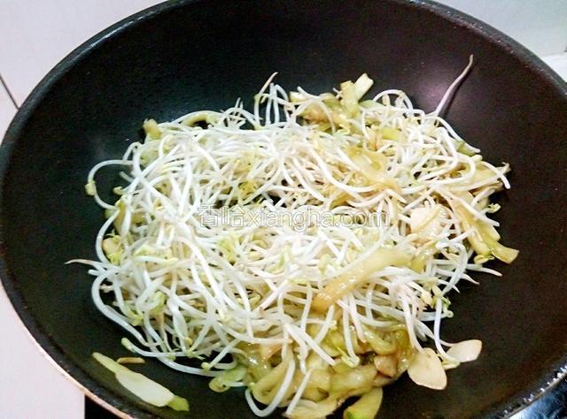 茄子锅倒上绿豆芽，继续翻炒，