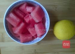 鲜榨西瓜柠檬汁的做法图解1