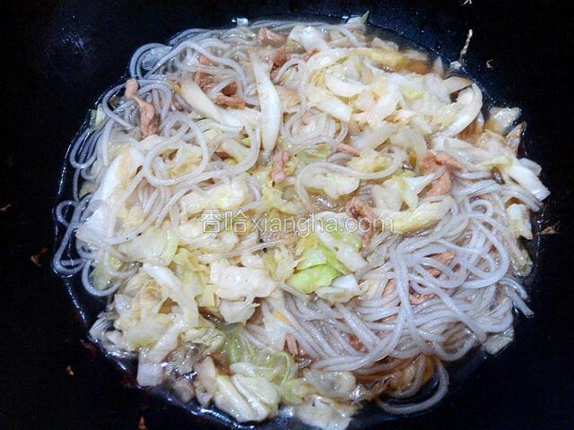 放粉条、瘦肉炒匀、加入适量清水、大火烧开、中火炖至汁浓