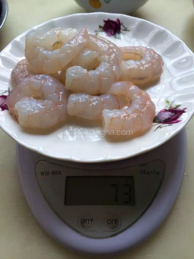 虾仁洗净备用。