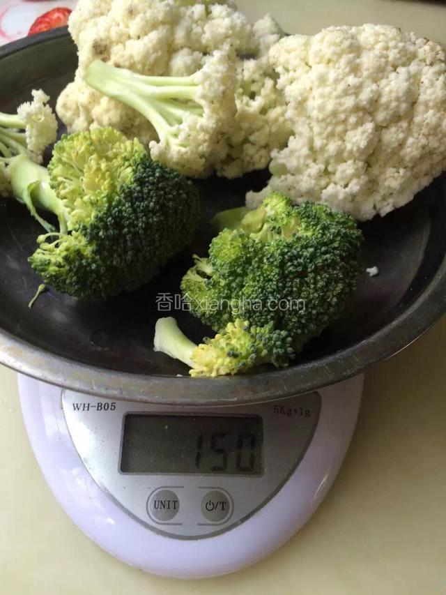 双花洗净后焯水，过程中加少许盐、橄榄油，4分钟后装盘备用。