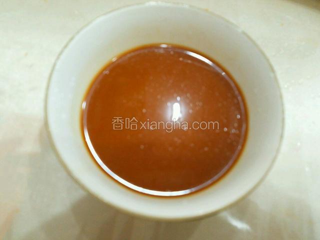 往小碗里放入生抽，番茄酱，白糖，淀粉,清水,油调成汁。