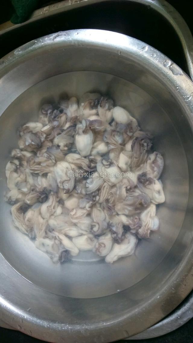 清洗牡蛎，挑干净，有些会带点壳