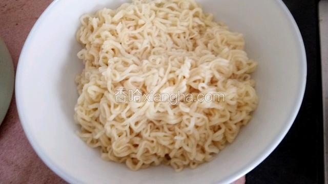 先把面煮了捞起，因为我的面是方便面，不适合煮久