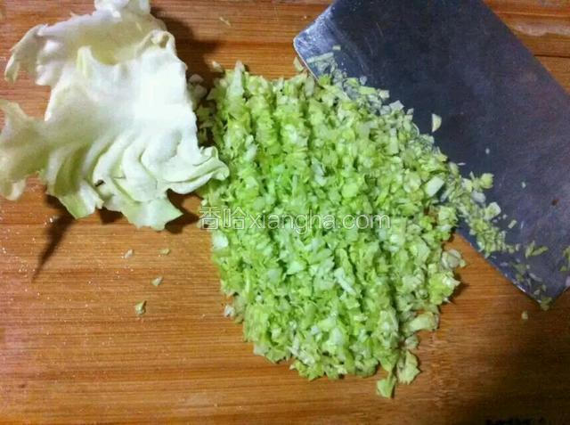 卷心菜三片洗净去掉茎部，就是厚厚的部位，如图，剁碎卷心菜，越碎越好