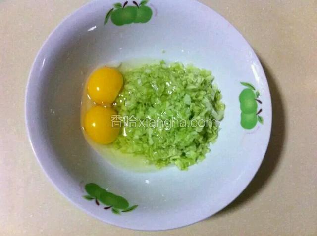 拿个大的汤碗，将卷心菜和鸡蛋一起放入，倒入清水搅拌