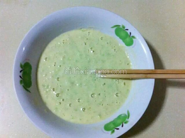 将面粉加入，同时加盐 五香粉 鸡精 少许油调匀备用