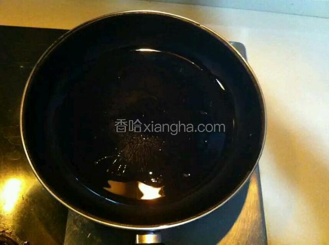 平锅烧热给油少许