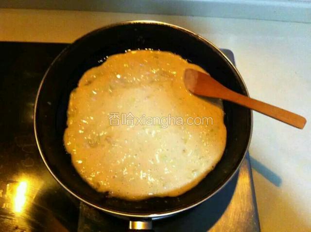 将拌好的卷心菜糊倒入适量转动锅，火不要大