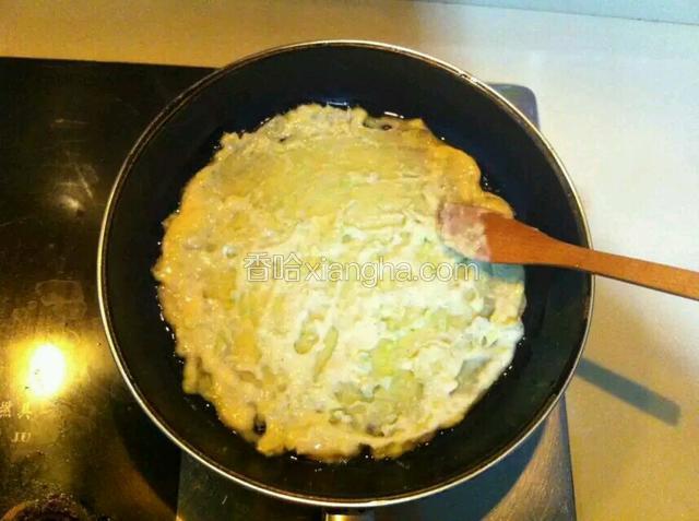同时用铲子将糊均匀的摊开