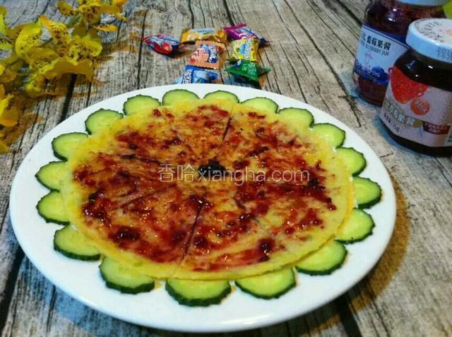 用刷子涂抹一层蓝莓果酱，就这样完工了。一盘诱人的蓝莓卷心菜饼端上桌，开吃吧。