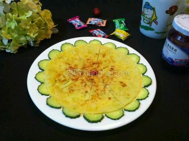 装盘用刀划米字状，围一圈黄瓜片