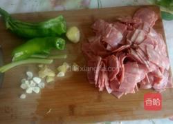 培根炒辣椒的做法图解1