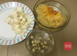 银耳百合莲子糖水的做法图解2