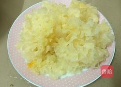 银耳百合莲子糖水的做法图解3