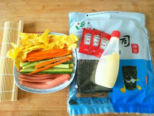 将煎好的黄瓜，胡萝卜，火腿肠，以及鸡蛋饼盛到盘里，准备好紫菜，沙拉酱，番茄酱，还有卷帘。