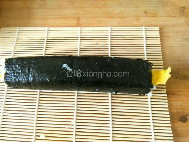 这是卷好的紫菜，卷的时候要卷结实。