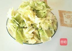 五花肉炒卷心菜的做法图解1