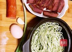 牛肉烤肠蔬菜面的做法图解1