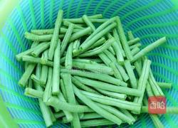 鱼饼炒豆角的做法图解2