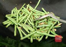 鱼饼炒豆角的做法图解4