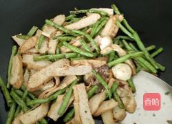 鱼饼炒豆角的做法图解5