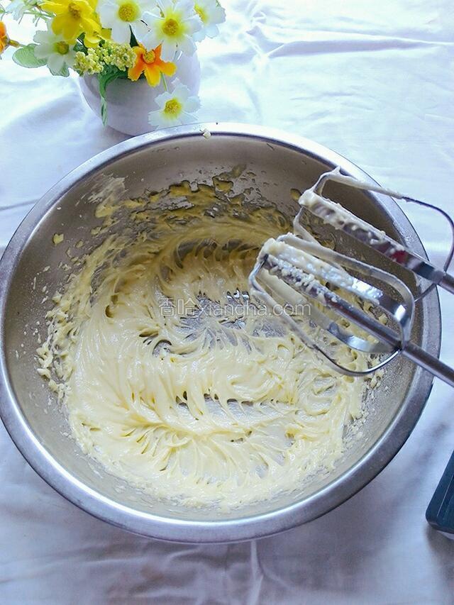 用电动打蛋器打至蓬松发白