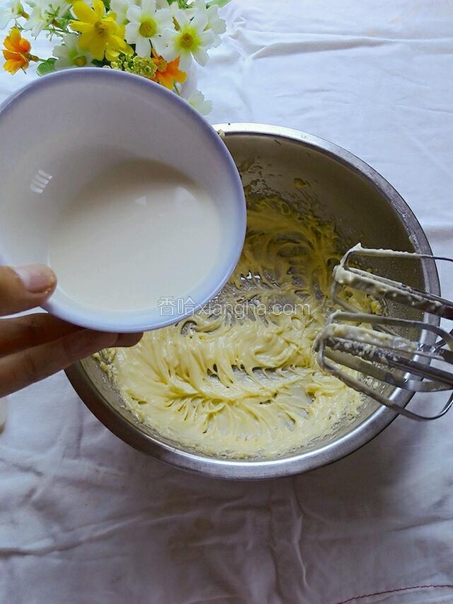 分两次加入淡奶油打匀