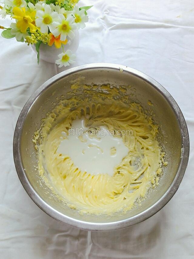 第二次加入淡奶油继续打匀