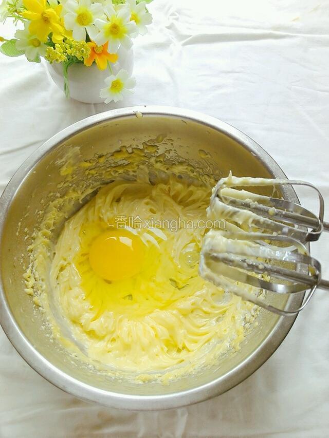 打匀淡奶油后，加入一个鸡蛋继续打匀