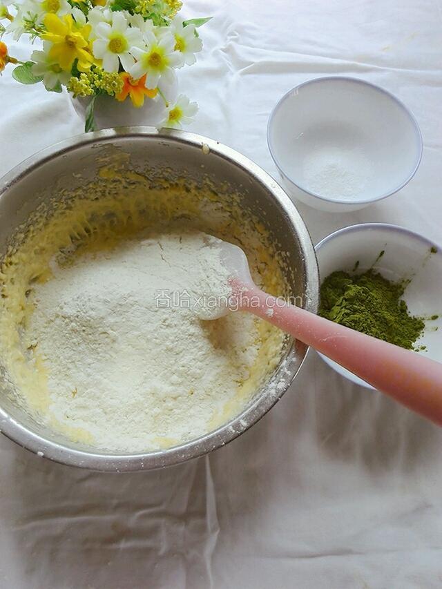 先放入面粉搅匀