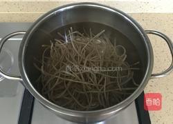 卷心菜粉条炒鸡蛋的做法图解1