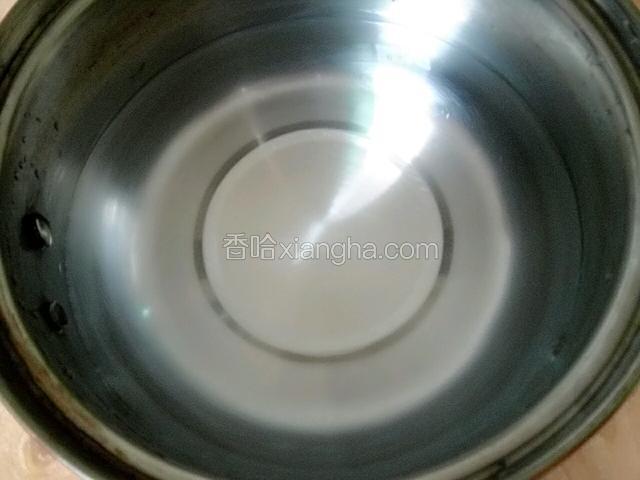 锅里加入普通饭碗三碗清水。